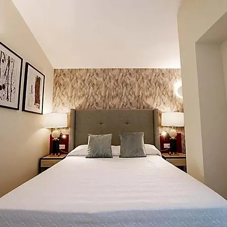 Debambu Atarazanas Aparthotel 4*