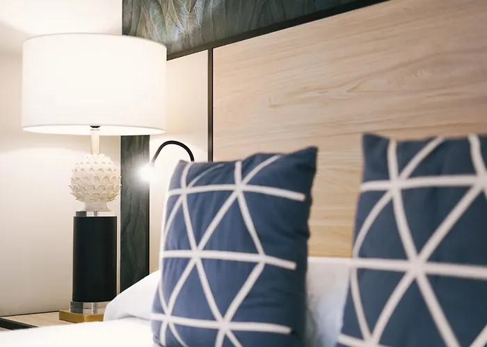 Debambú Atarazanas Apartahotel