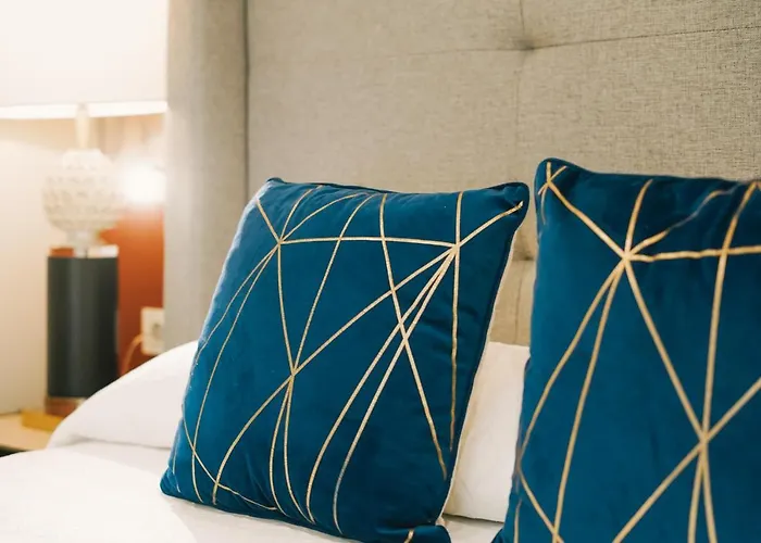 Debambú Atarazanas Apartahotel 4*