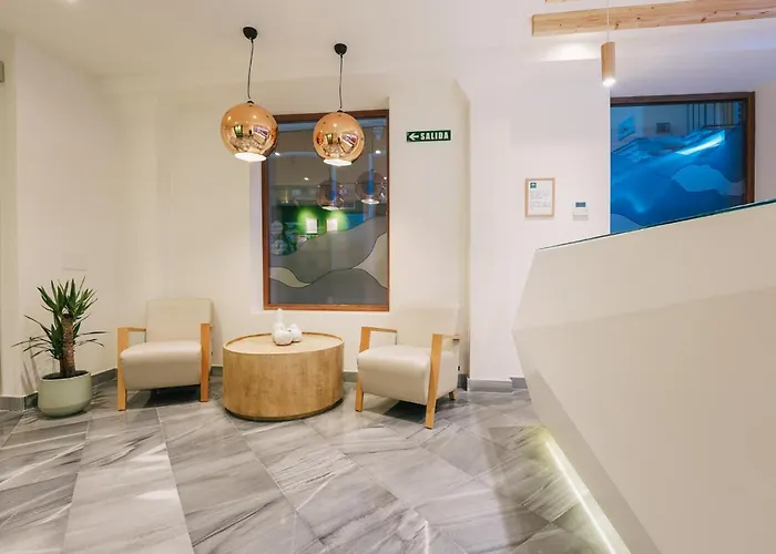 Debambú Atarazanas Apartahotel 4*